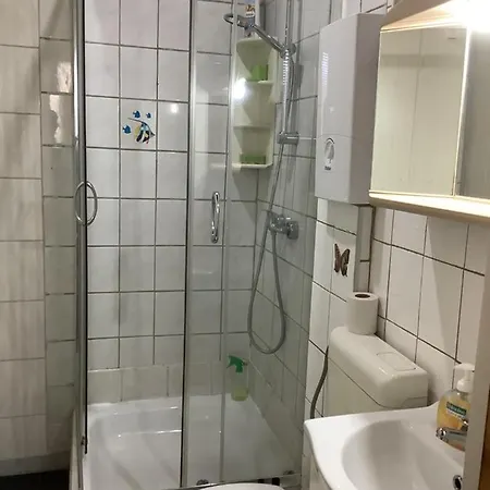 Schoenes Grosses 1 Et Parkplatz Nach Verfuegbarkeit Rum i privatbostad *